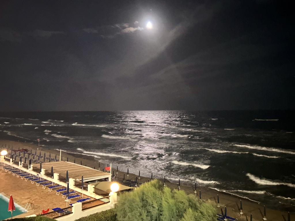 Жаркий сентябрь на побережье Тирренского моря.