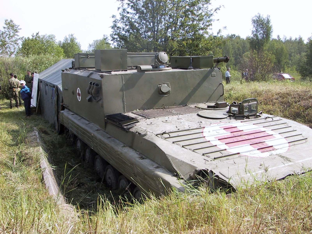 Бмм-2 бронированная медицинская машина. Эвакуационная емкость бронированной медицинской машины бмм 1. Бмм на базе бтр-80. Бмм-д1. Эвакуационная емкость бронированной медицинской машины бмм 1.