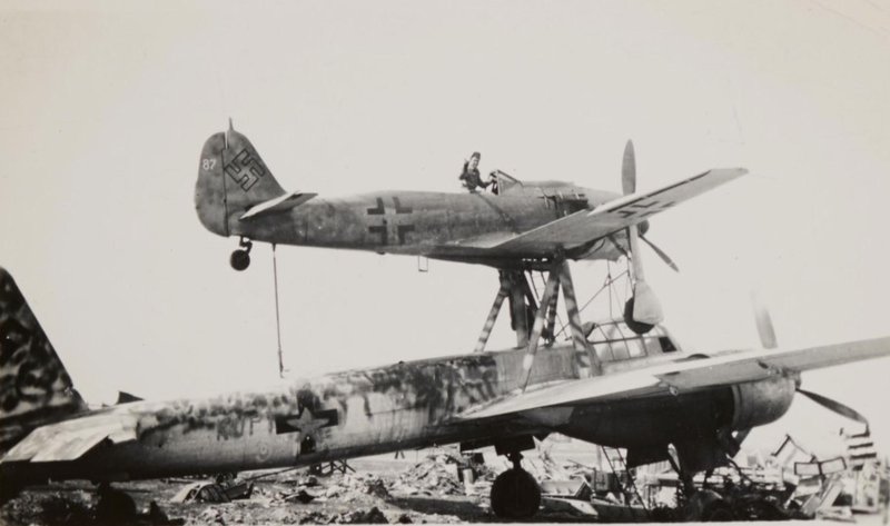 Fuerzas de tierra estadounidenses inspeccionan un Mistel capturado, en abril o mayo de 1945