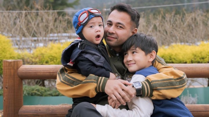 Potret momen menggemaskan Rafathar dan Rayyanza saat liburan ke Jepang.