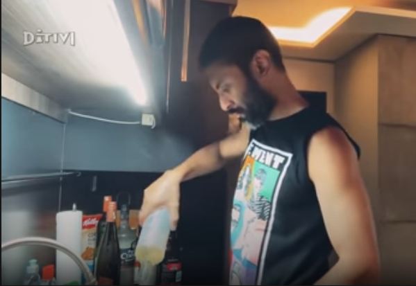 Didi Riyadi membuang isi Alkohol koleksinya ke wastafel.