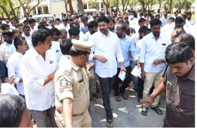 వివేకా హత్య: వీడియో విడుదల చేసిన అవినాష్! వివేకా హత్య: వీడియో విడుదల చేసిన అవినాష్!