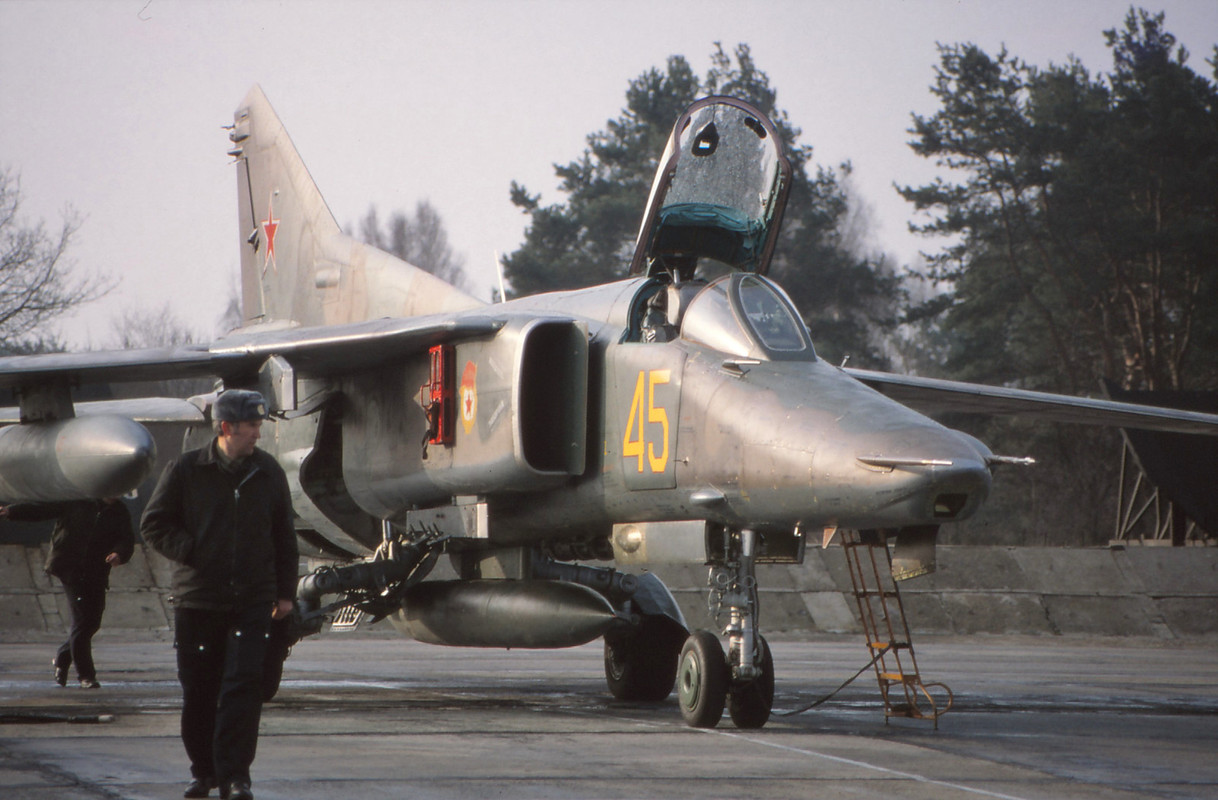 19 GvAPIB Mig-27D Yellow 45_61912561315 (3)