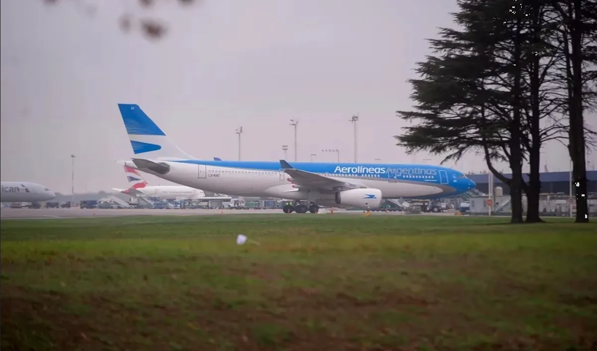 Azafata desata pánico en vuelo a Miami al hacer falsa amenaza de bomba por su ex