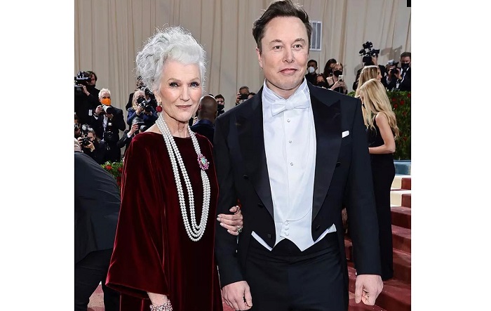 Elon Musk dan Maye Musk menghadiri Met Gala 2022.
