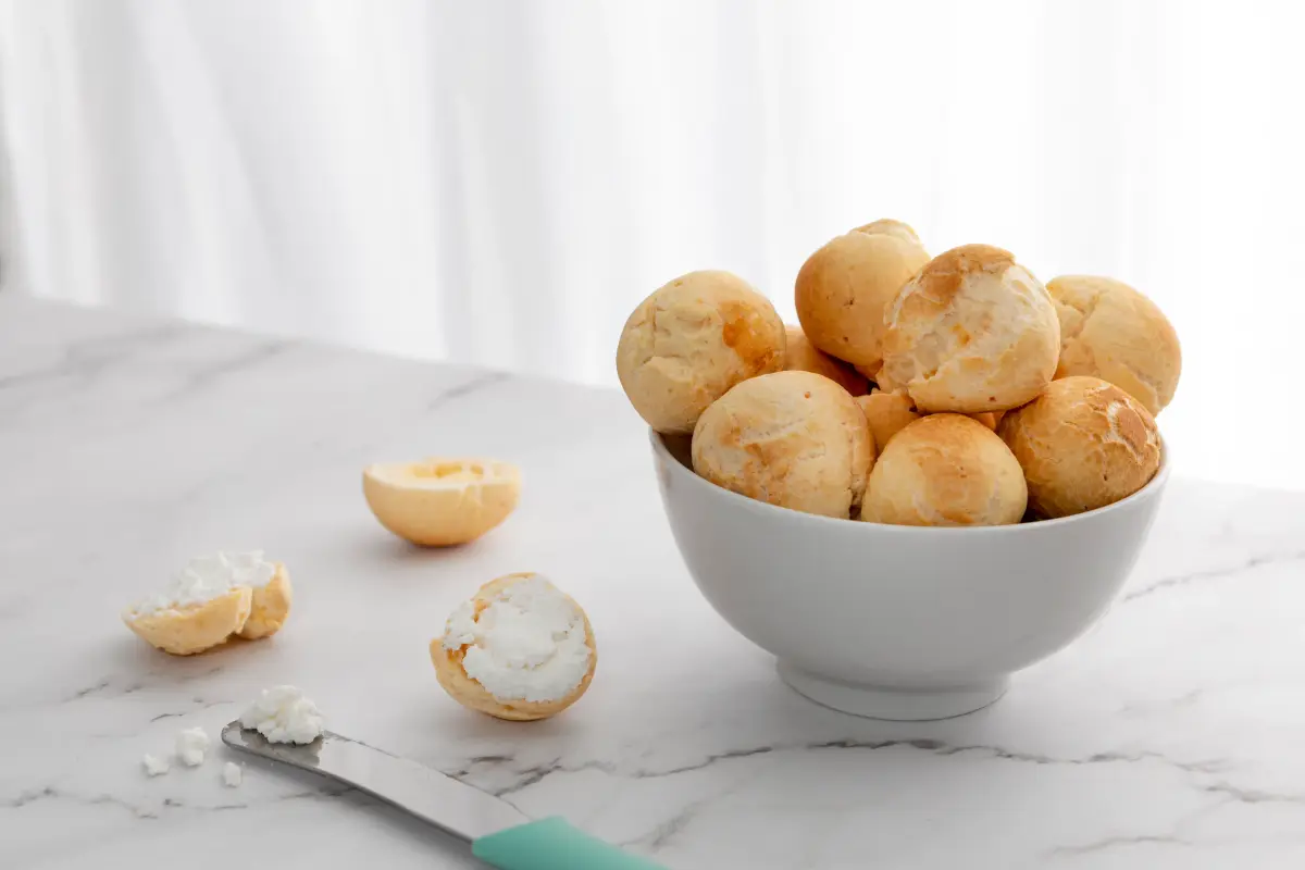 Pão de queijo low carb assado