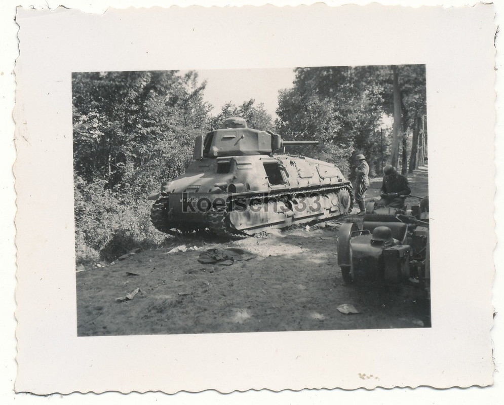 Kradschützen inspizieren französischen Somua Beu