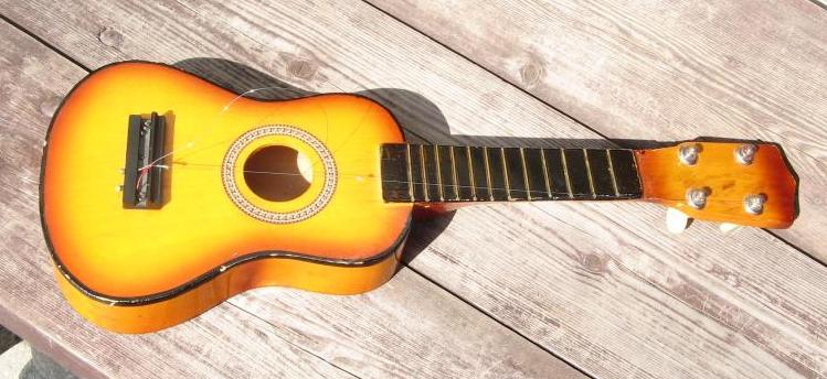 gitara_detskaja_derevjannaja_na_4_stuny