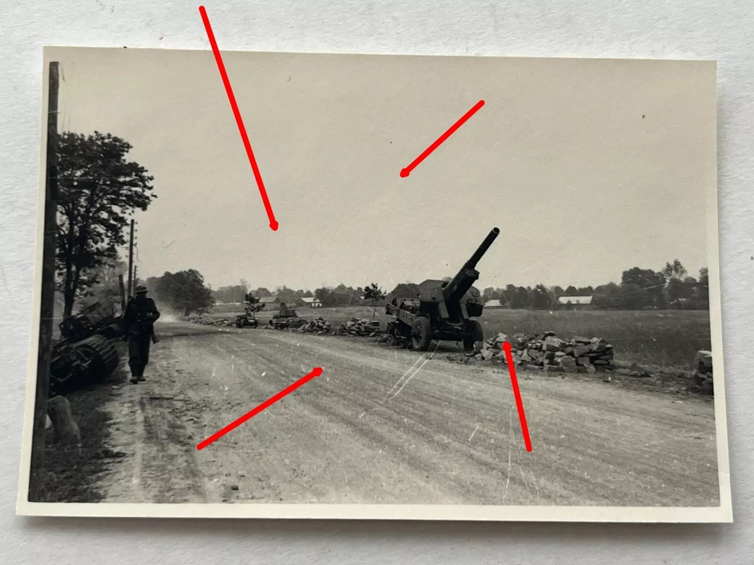 Ukraine, Vormarschstraße in Lemberg, Geschütze am Straßenrand
