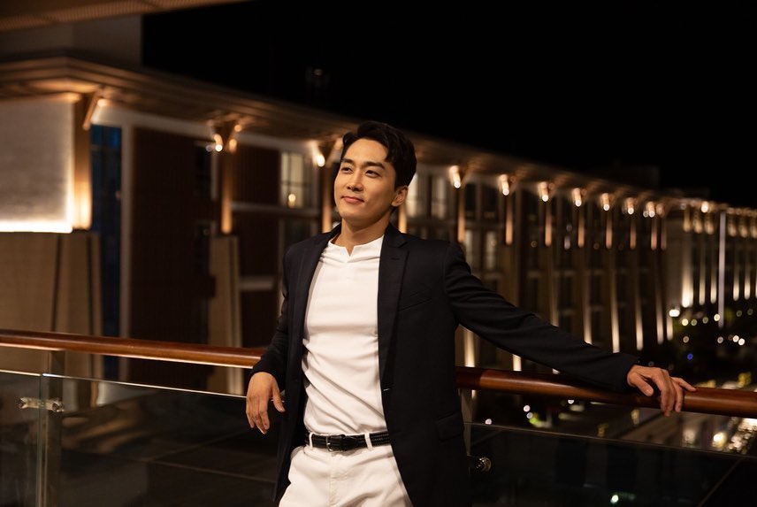 Song Seung-heon adalah aktor Korea Selatan yang terkenal karena aktingnya dalam Autumn in My Heart (2000), East of Eden (2008), My Princess (2011), Black (2017), dan Player (2018) dan Dinner Mate (2020)