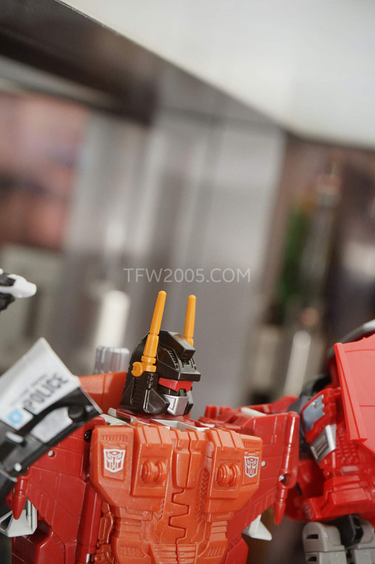 SDCC2015-Hasbro-Case-Transformers-Combiner-Wars-