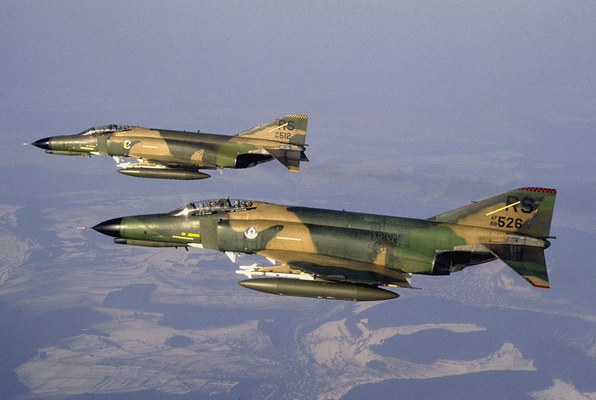 1280px-F-4-Es-86th-TFW-in-flight-1985.jpg