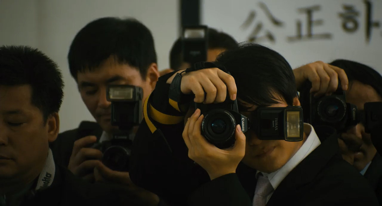 Nameless Gangster 2012 BluRay [Hindi + Korean] 480p 720p ESub Screenshot