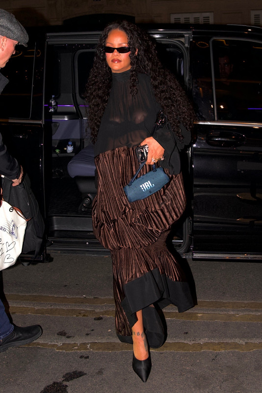 Rihanna Cesar Rest Paris37