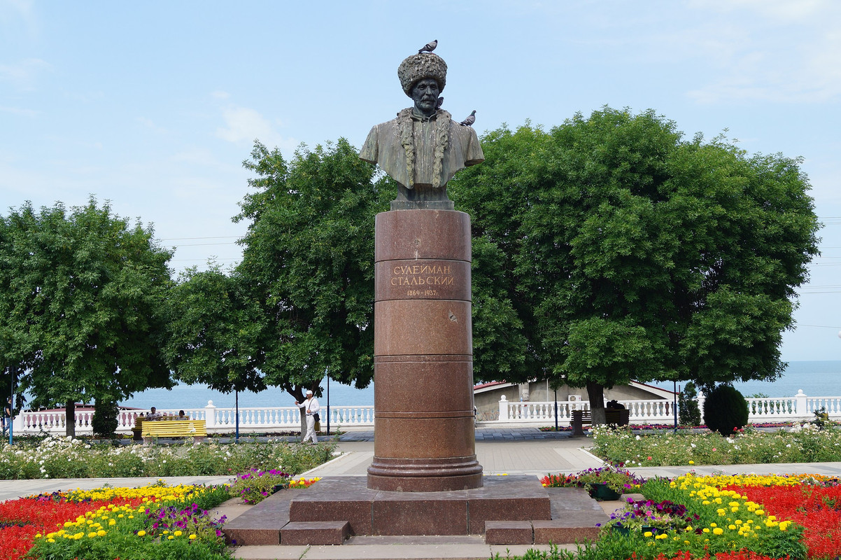 2560px-Сулейман_Стальский