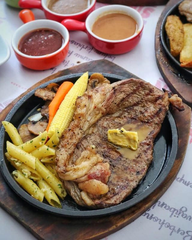 Warung Steak Si Mantan, kuliner viral yang ada di Lengkong Kecil Street Food.