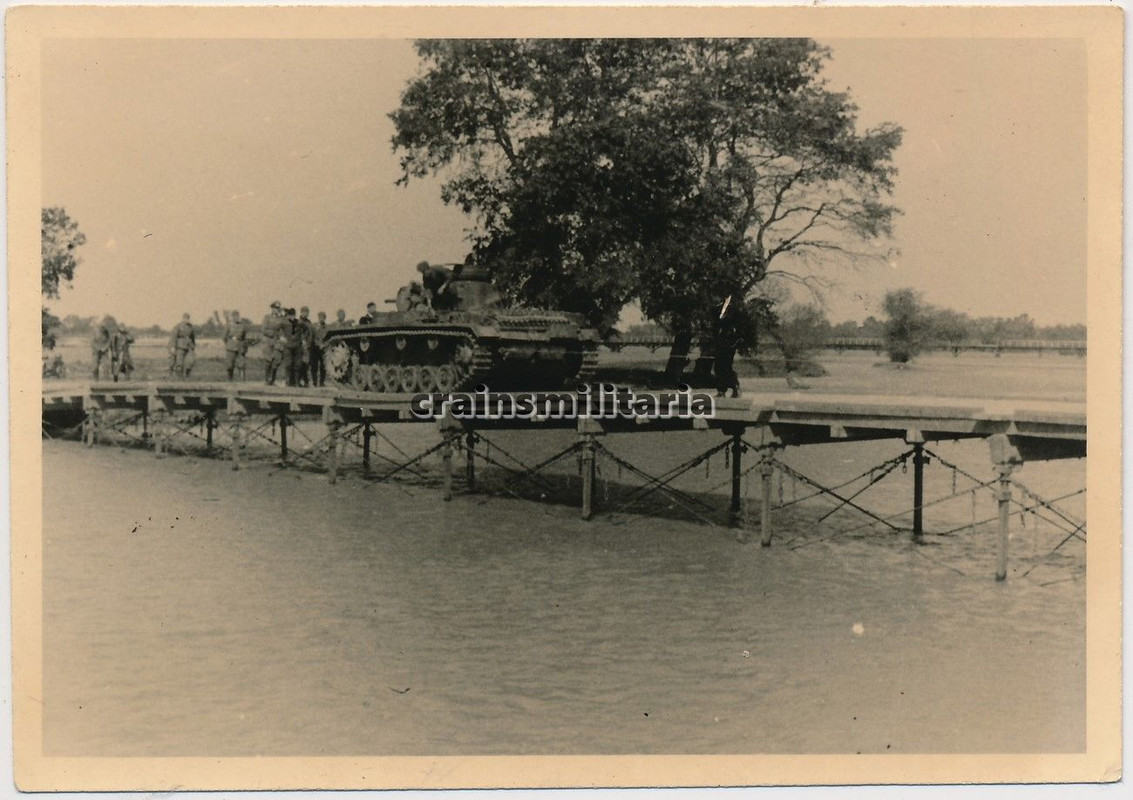 Orig. Foto Vormarsch Panzer III Tank über Notbrü