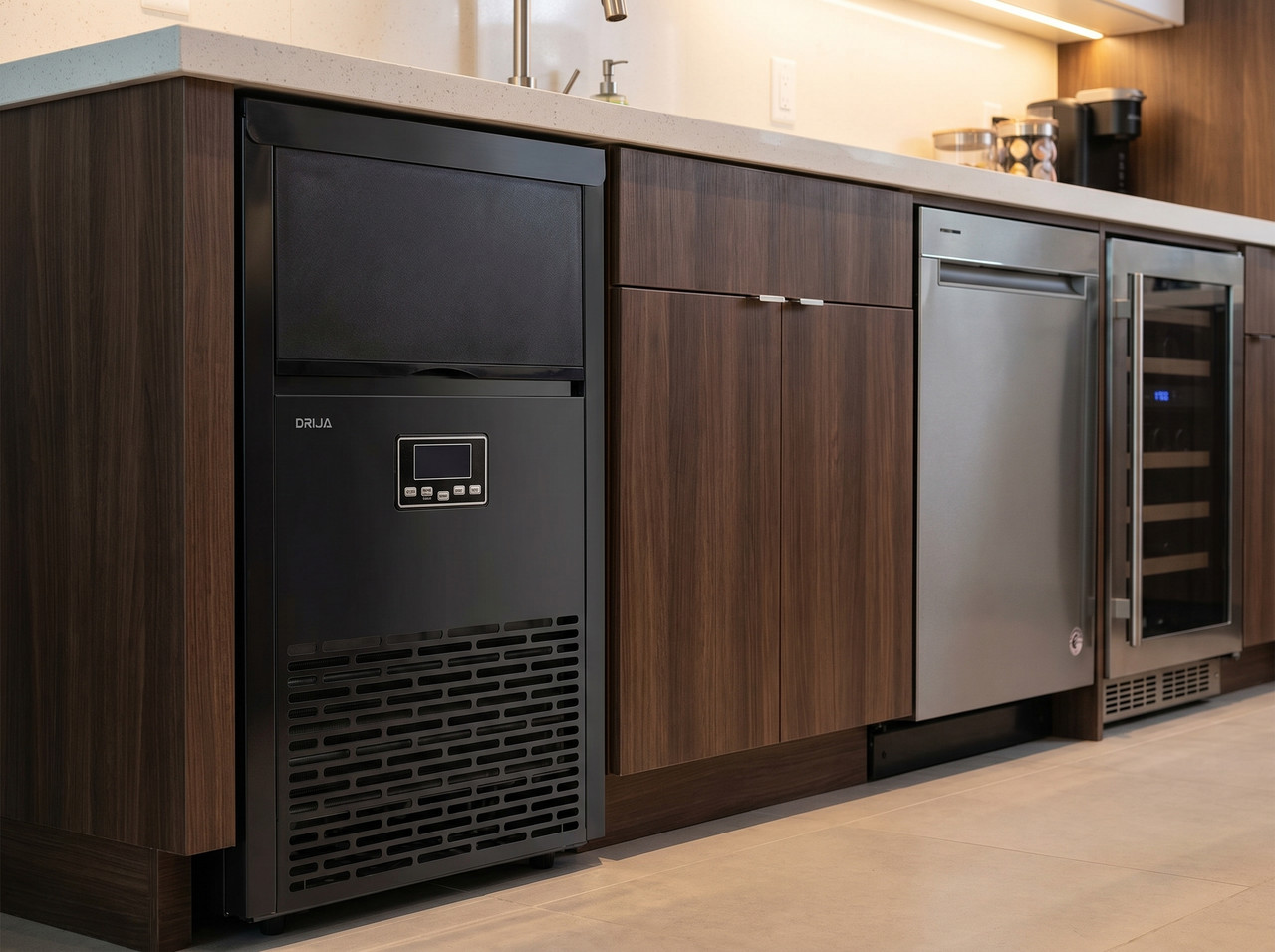Fábrica de hielo comercial Drija FH45-BLACK en acero inoxidable negro mate instalada en un entorno gastronómico moderno