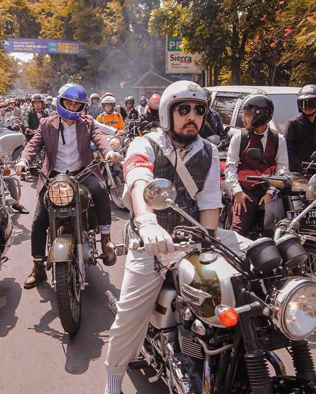 David Naif mengendarai motor gede bersama putranya