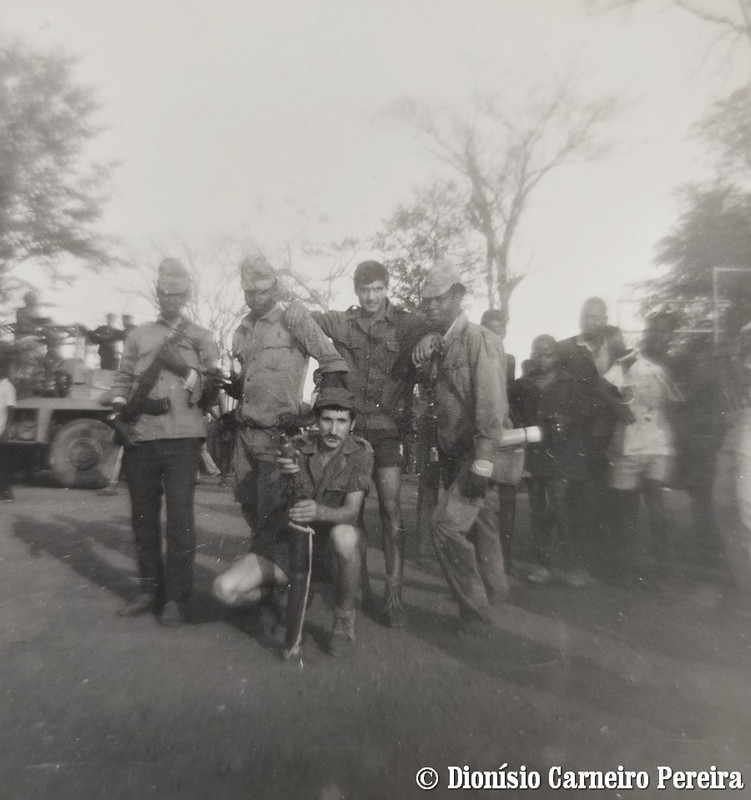 Com-guerrilheiros-da-Frelimo-5