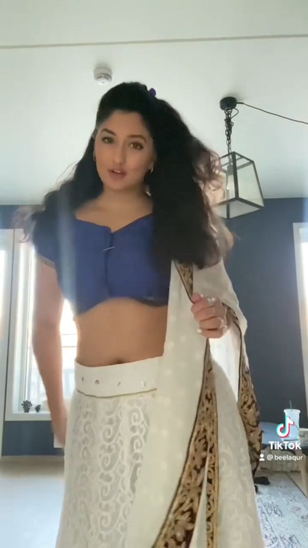 Hot indian lady sexy navel in black blouse and white saree.mp4_snapshot_00.04.416