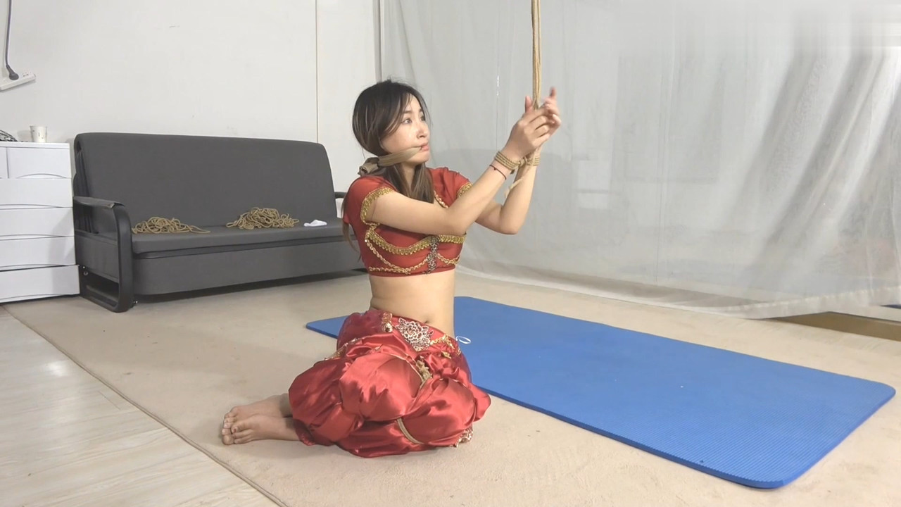 美束映画 定拍穿着“红色古装”的妹子的遭遇 2.mp4_20210323_092543.399