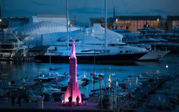 Il molo della Madonnina di Viareggio illuminato di rosa (sport.sky.it)