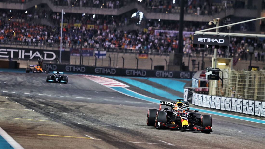Lewis-Hamilton-Mercedes-Max-Verstappen-Red-Bull-Formel-1-GP-Abu-Dhabi-12-Dezember-2021-169Gallery-1e