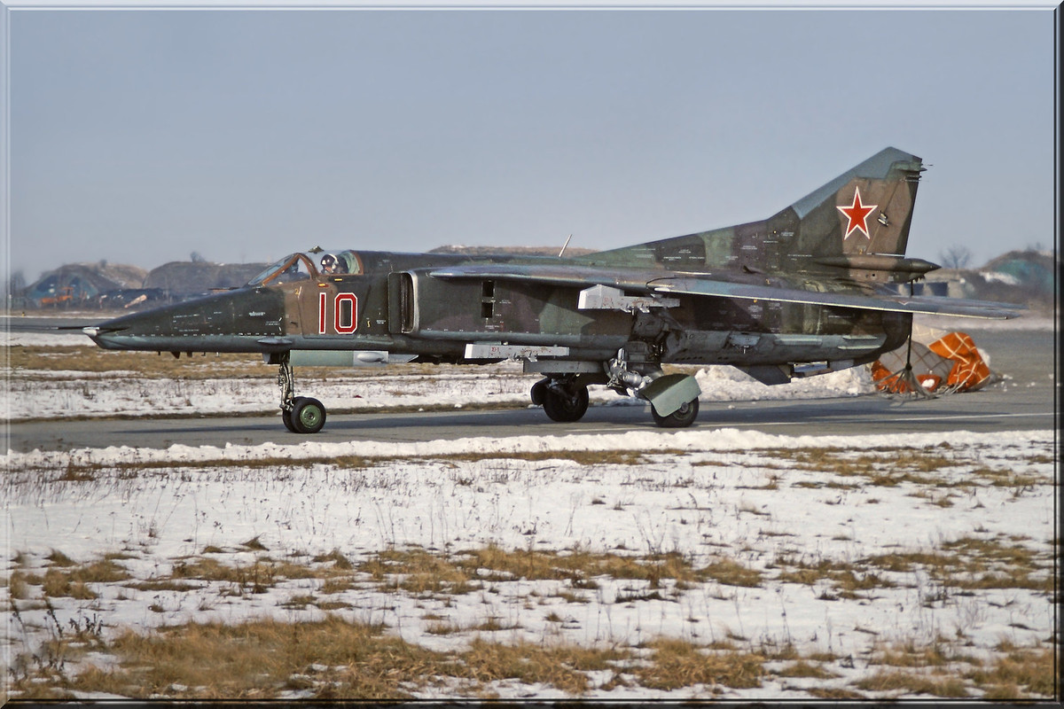 296 APIB MiG-27M 10 Red_83712545344, Winter 1992-1993_2