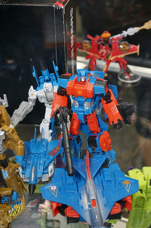 SDCC2015-Hasbro-Case-Transformers-Combiner-Wars-