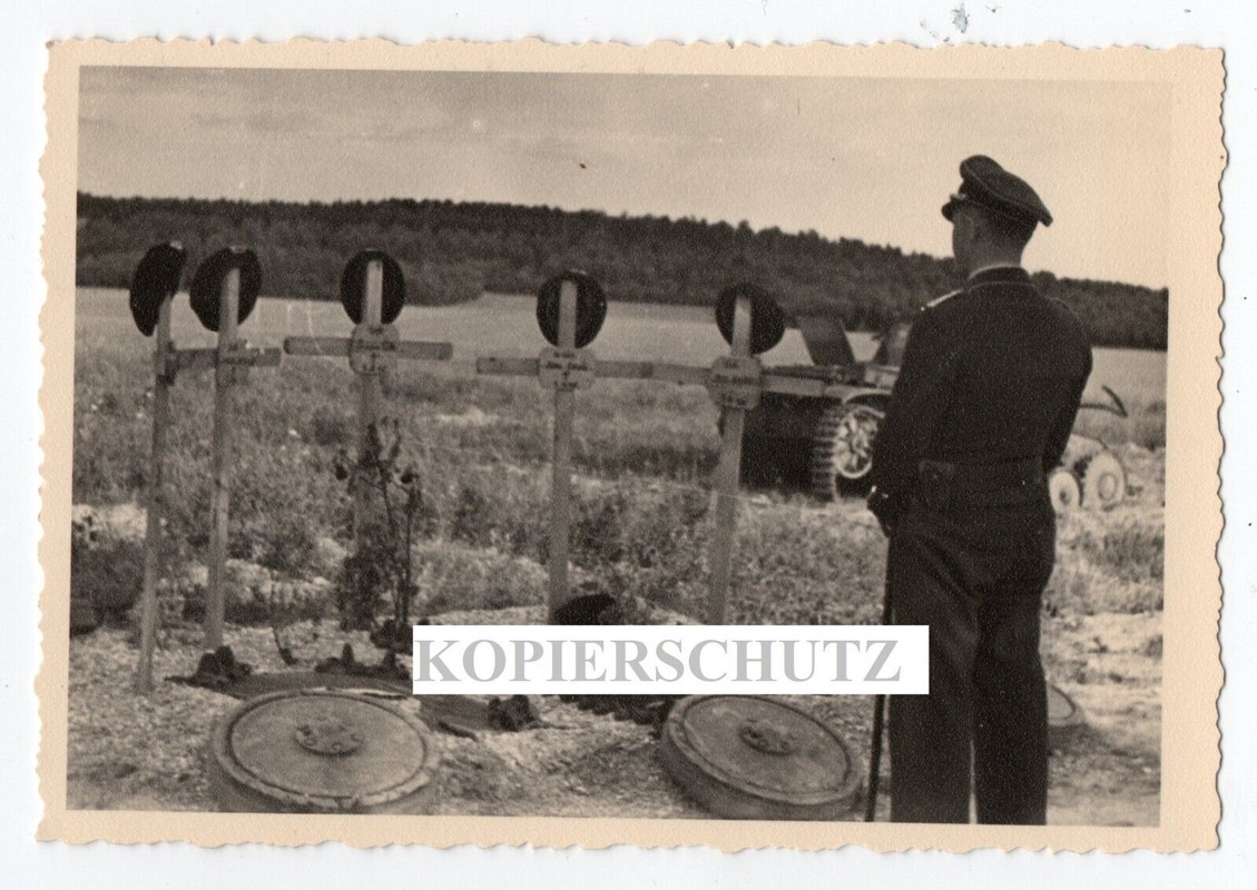 Frankreich 1940 zerst. Panzer Tank SDkfz Heldengräber Grab Panzersoldat