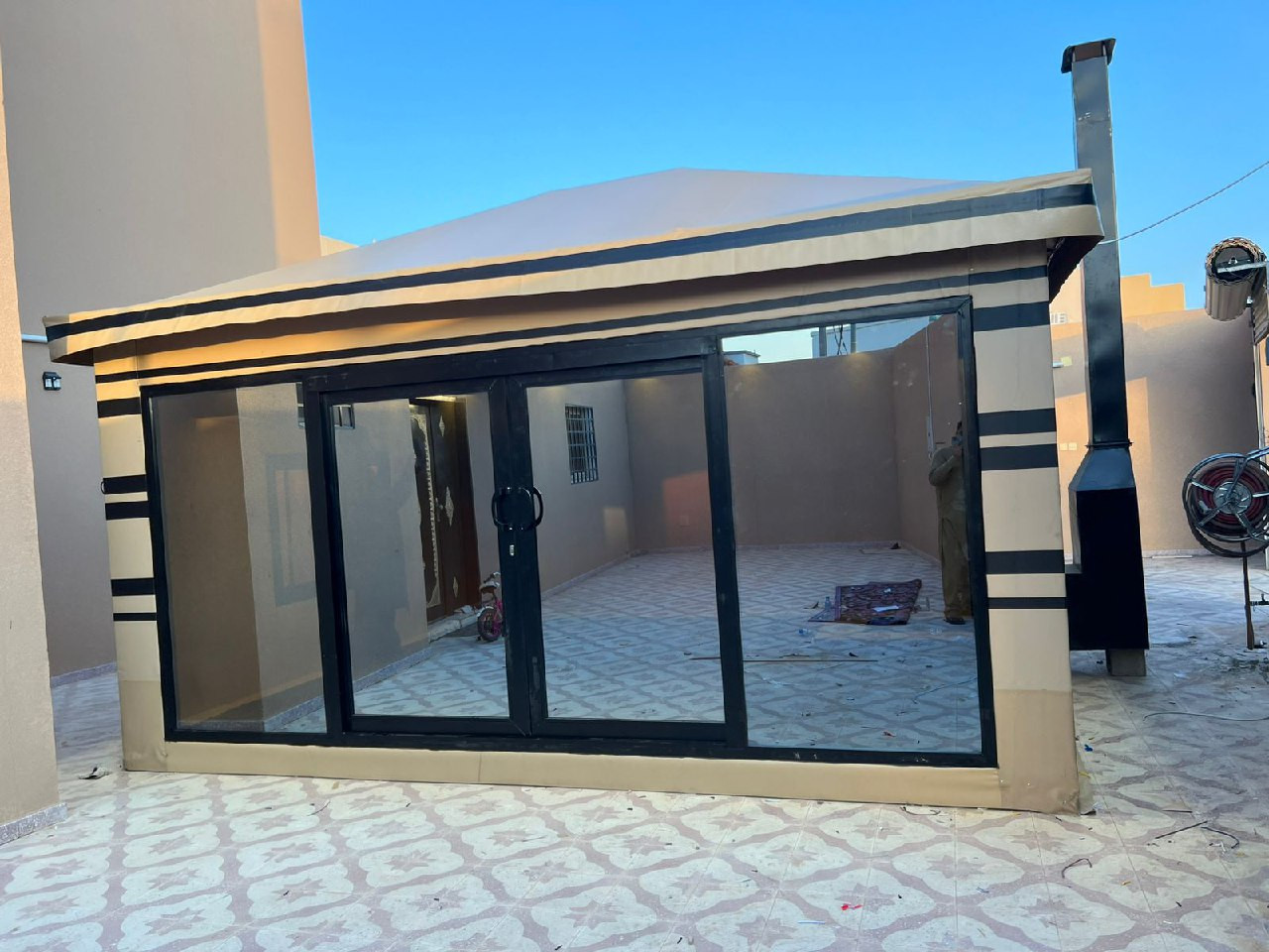 بيت شعر مع نوافذ خشبية