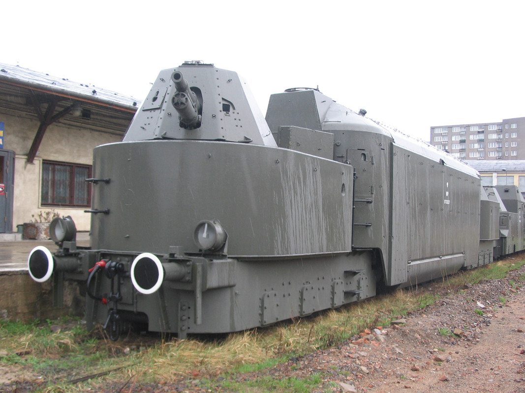 Train blinde - Page 5 Armoured-train-warsaw-railway-museum-3