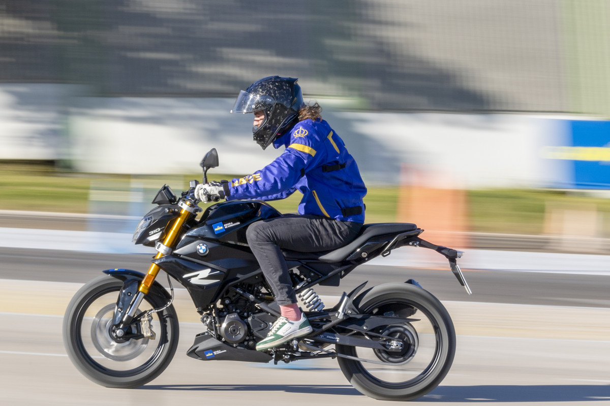 P90534450_highRes_escuela-race