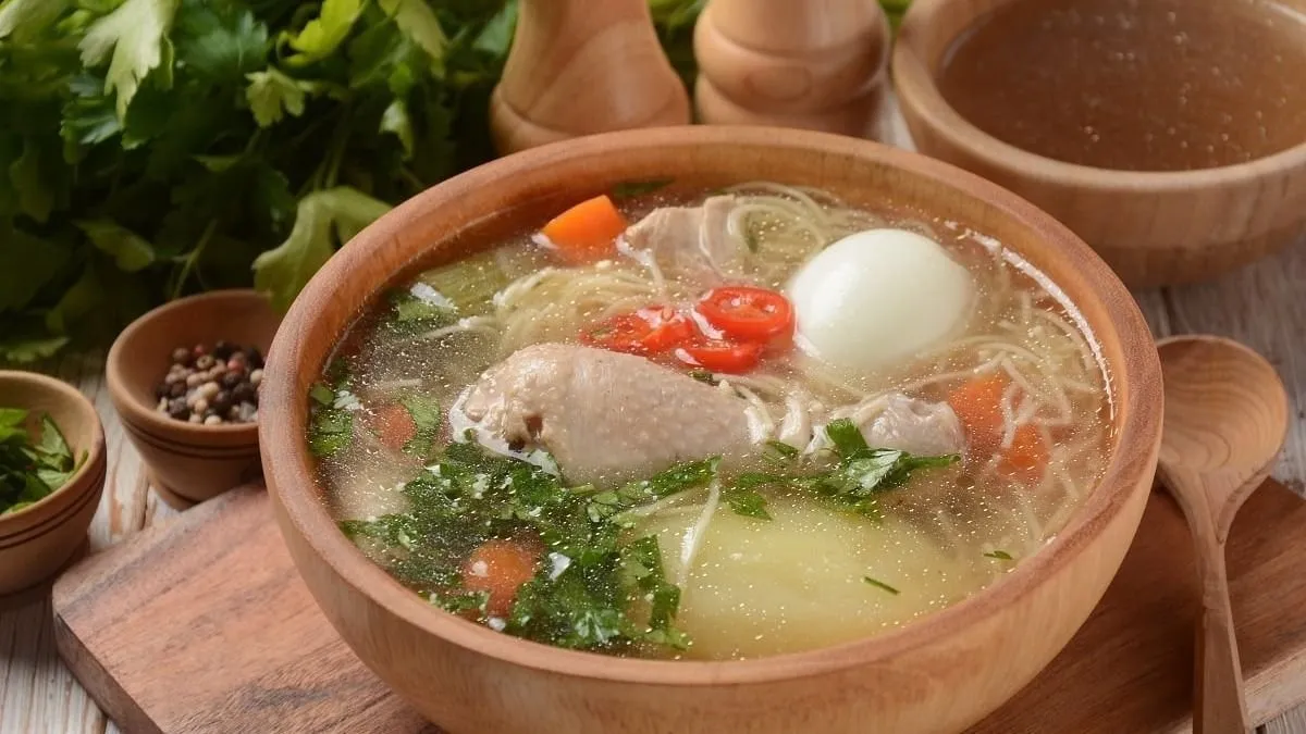 Descubre Cómo el Caldo de Pollo Complementa una Dieta Balanceada