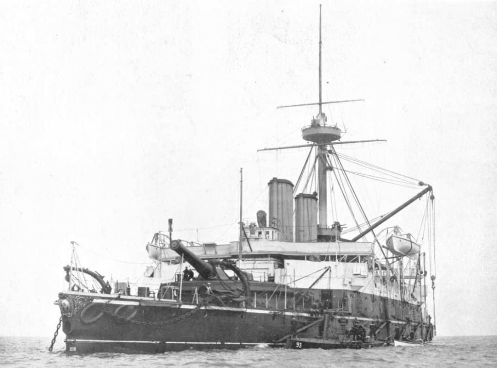 https://i.postimg.cc/Gmx6gFRf/1024px-HMSBenbow190s-Port-Bow.jpg