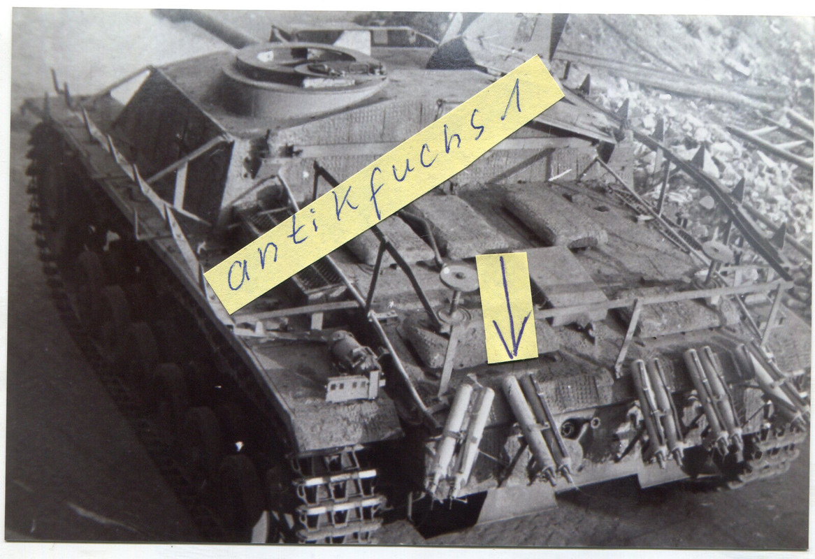 Foto-Abzug nach 1945 ( 1 ) Sturmgeschütz mit Flammenwerfer-Abwehr in Wildau 1943