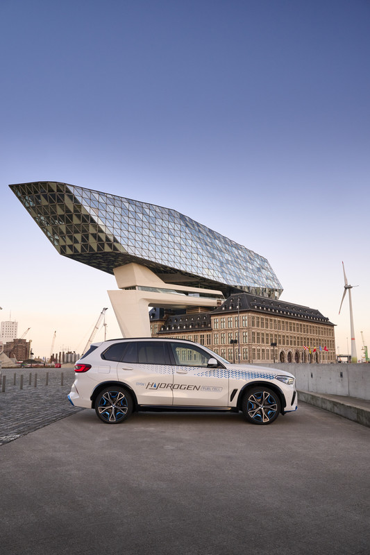 P90494426_highRes_bmw-ix5-hydrogen-on-