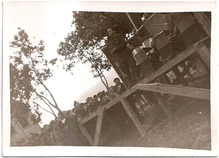 Pozorisni-komad-u-Gacku-italijanskih-vojnika-1943-U-publici-i-Gatacki-cetnici.jpg