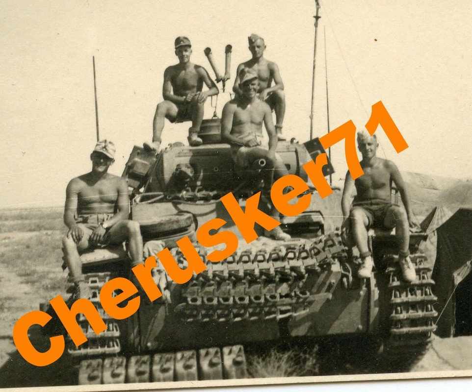 Foto Panzer Afrikakorps Besatzung Soldat halb nackt Wüste Tank O