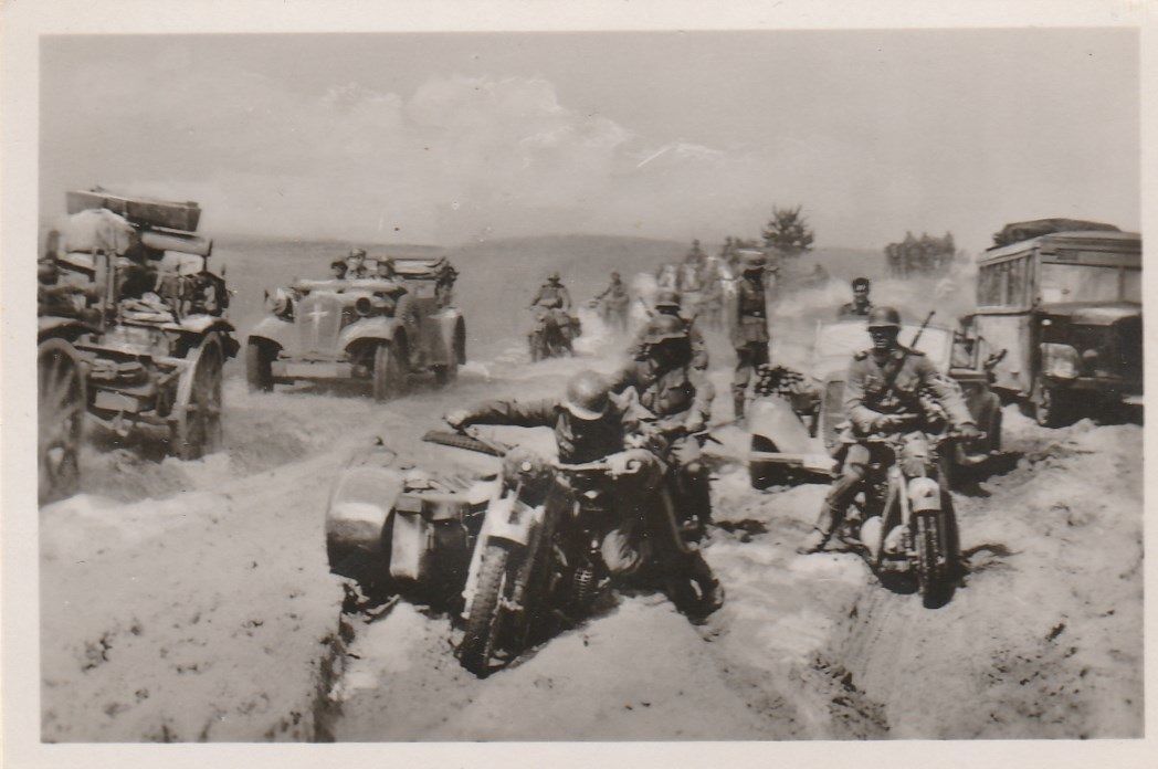 Foto Wehrmacht Vormarsch im Schlamm Rußland Moto