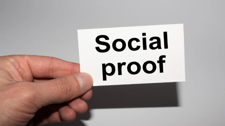 ภาพประกอบแสดงถึงจิตวิทยาเบื้องหลังการขาย เช่น การใช้ Social Proof หรือ Scarcity