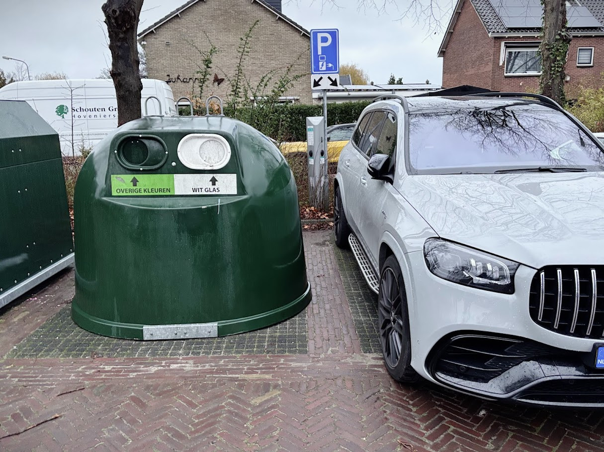 20251215-laadpaal-ankeveen-glascontainer.jpg