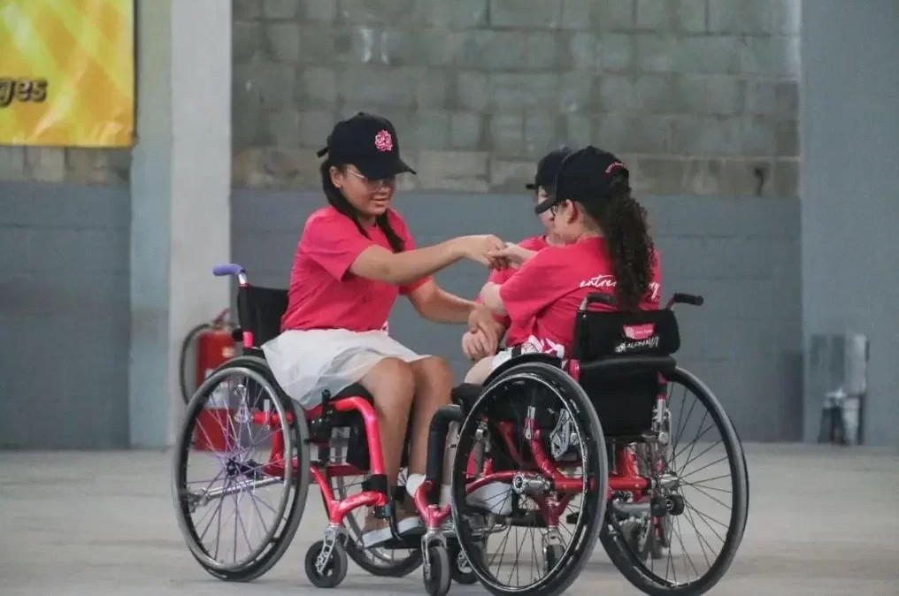 Cadeira personalizada doada a crianças e adolescentes pelo Entre Rodas, graças aos recursos obtidos com a venda dos anéis de alumínio. (Entre Rodas/Divulgação)