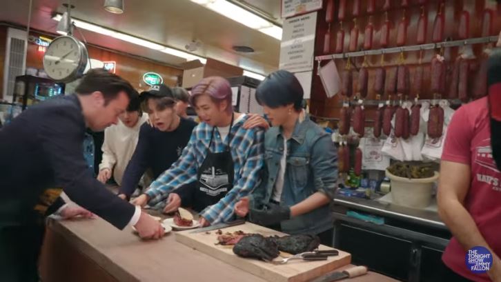 BTS jualan sandwiches
