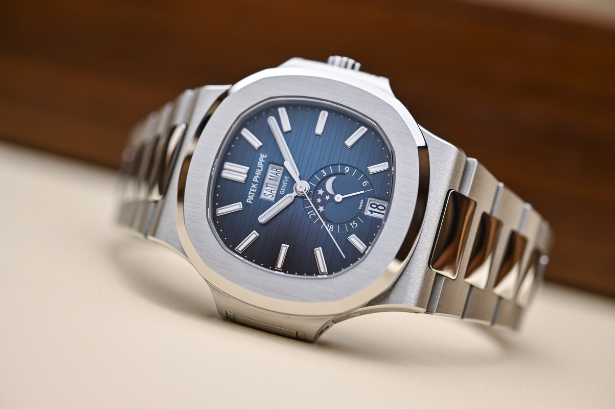 Patek-Philippe-Nautilus-Annual-Calendar-5726-Gradient-Blue-Dial-