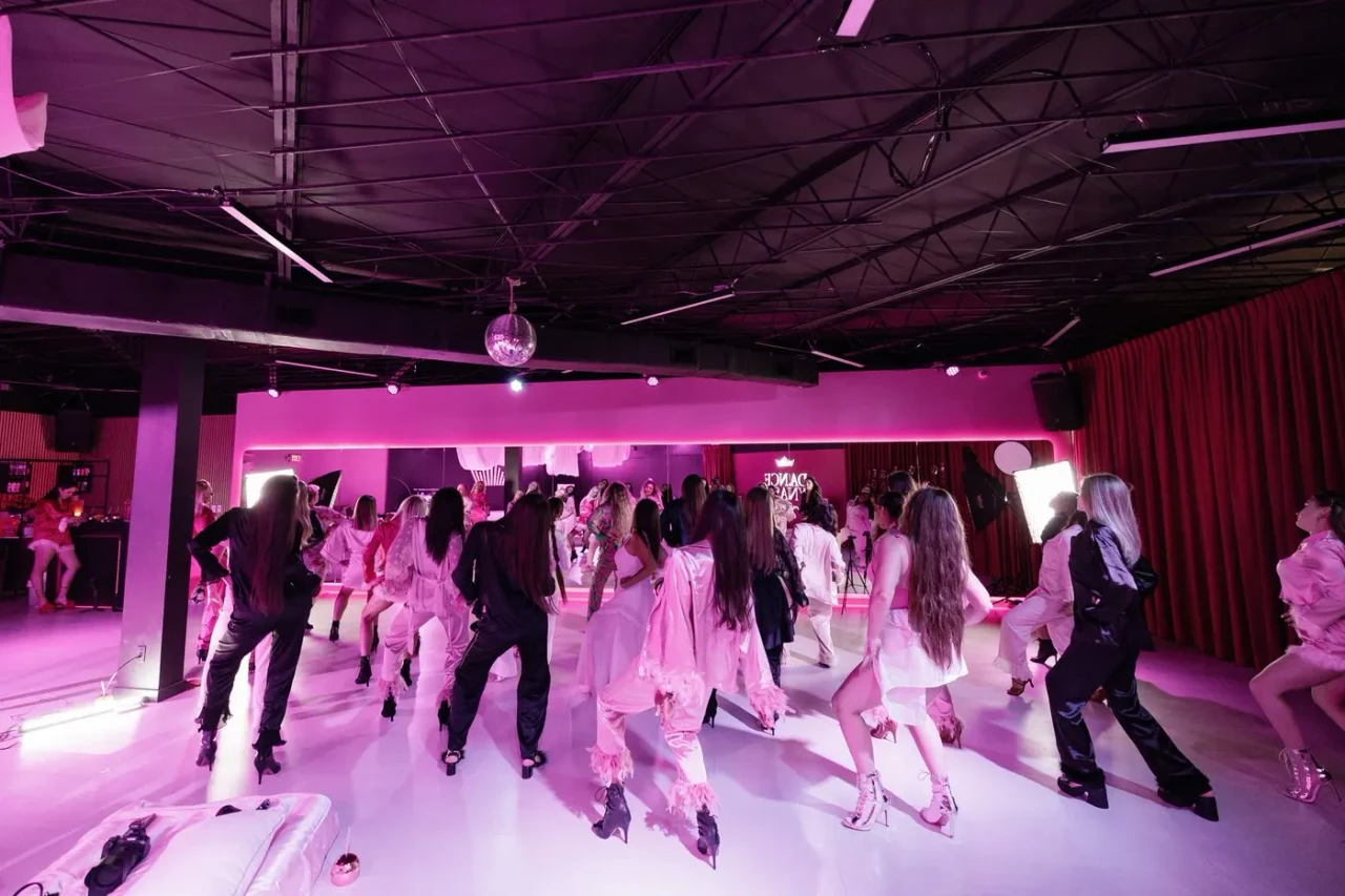 Open House — the whole room dancing