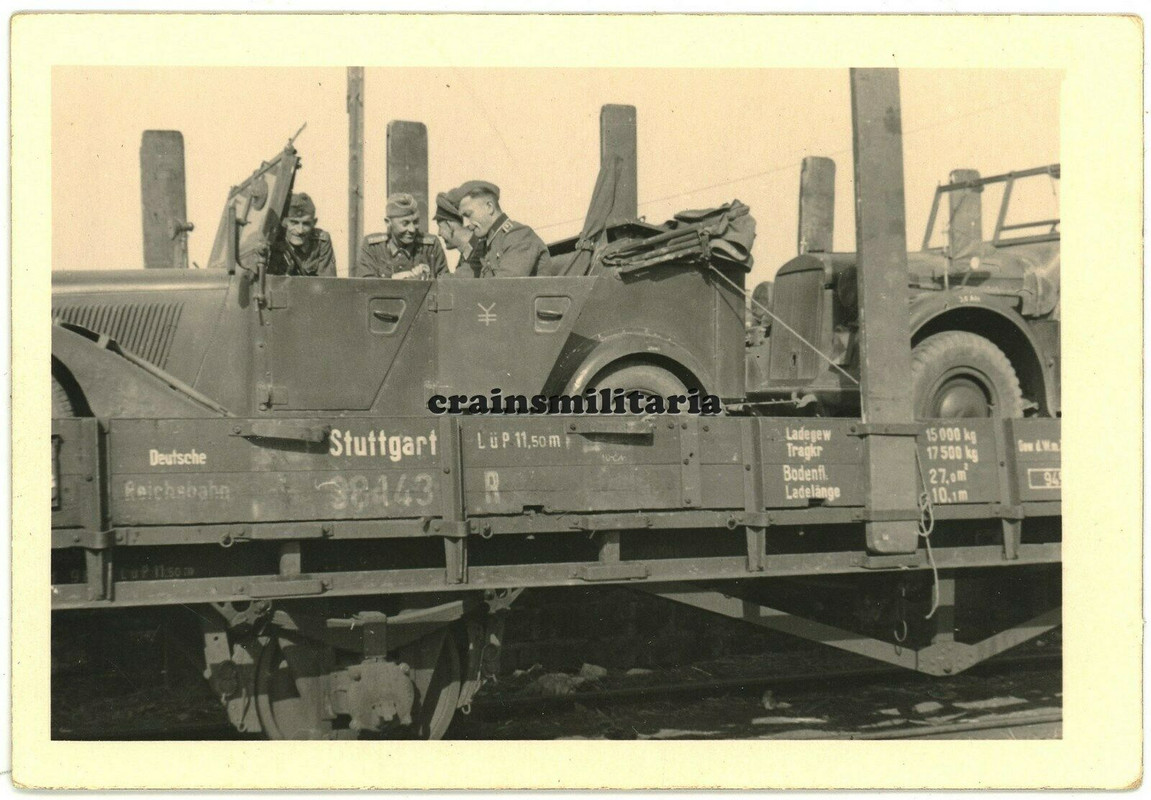 Orig. Foto Offiziere in Kübelwagen Pkw mit 17.PD Wappen am Bahnhof OREL Russland
