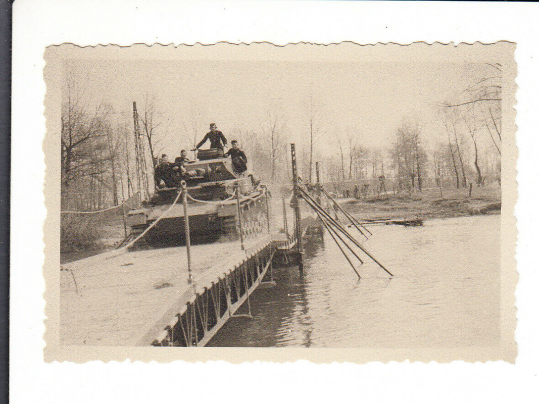 Deutscher Kampfpanzer Panzer III auf Pontonbrücke – Vormarsch Rußland 2.WK