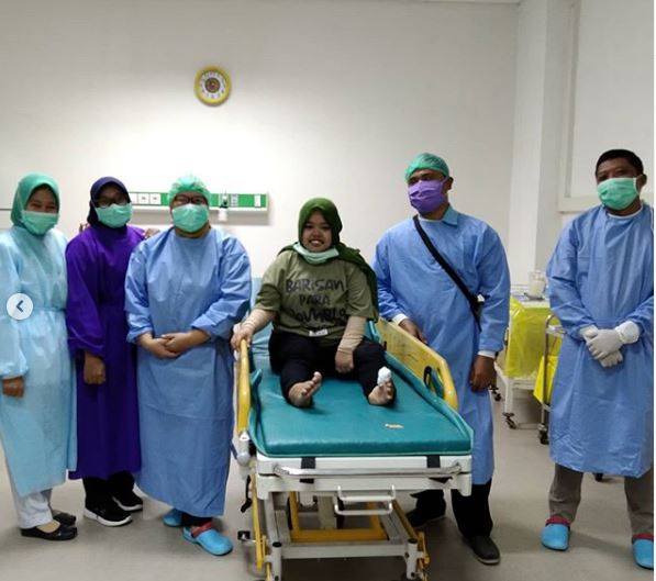 Kekeyi saat berada di rumah sakit bersama para petugas medis
